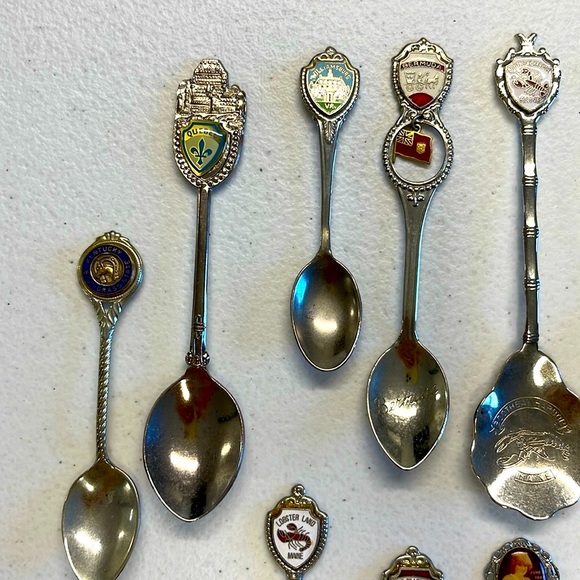 Lot of 17 Souvenir Spoons - Picture 2 of 7